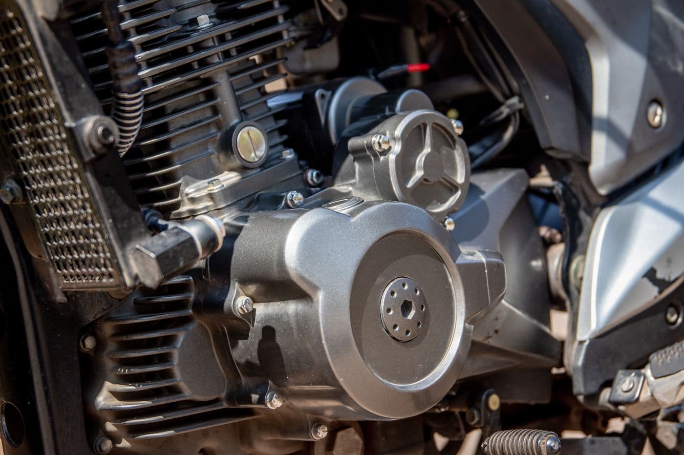 Gros plan sur les ailettes et le carter d’un moteur de moto — photo d’illustration
